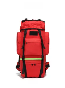 Détail de face du sac à dos de secours rouge 65L avec bande réfléchissante et tissu en nylon