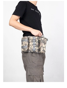 Vue latérale de la sacoche banane tactique camouflage avec compartiment porte-bouteille d'eau