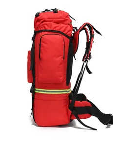 Vue latérale du sac à dos de randonnée rouge 65L avec bande réfléchissante et sangles