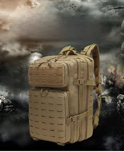 Détail d'un sac à dos tactique kaki avec système MOLLE découpé au laser et compartiments variés