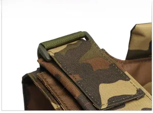 Détail de la bandoulière camo avec boucle tactique réglable haute résistance sur gilet