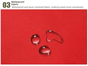 Gros plan du tissu oxford rouge imperméable avec gouttes d'eau sur sac à dos 65L