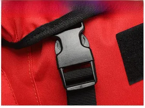 Détail de la boucle de sac à dos 65L avec sangle en nylon renforcé et fixation Velcro