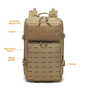 Vue détaillée du sac à dos tactique kaki avec système MOLLE découpé au laser et tissu étanche