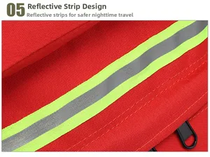 Gros plan sur les bandes réfléchissantes sur un tissu rouge haute densité durable