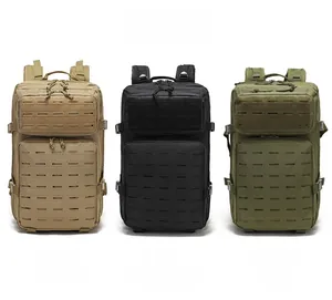 Sac à dos tactique en coloris beige, noir et vert olive avec système Molle découpé au laser