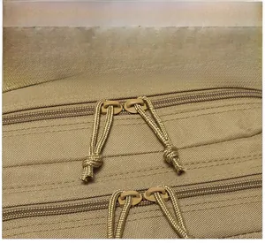 Détail des tirettes en paracorde et doubles fermetures éclair sur le sac à dos tactique kaki