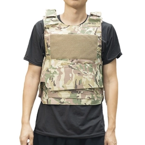Gilet tactique en camouflage Multicam avec panneaux velcro et épaules rembourrées d'entraînement