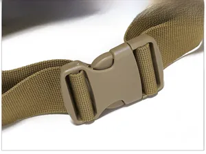 Détail de la sangle en nylon kaki et de la boucle à dégagement rapide pour sac à dos outdoor
