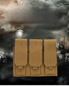 Vue détaillée de la pochette tactique triple kaki montrant le tissu en nylon et les rabats
