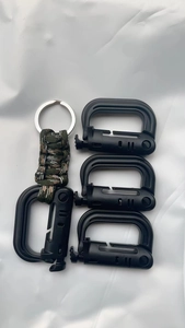 Ensemble de boucles tactiques en D avec porte-clés paracorde olive sur fond blanc