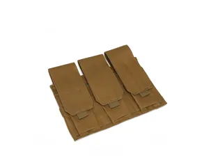 Vue détaillée de la pochette tactique triple en coyote brown avec rabats en velcro