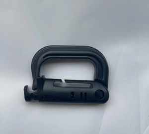 Gros plan du mousqueton tactique en D noir en plastique léger et très durable