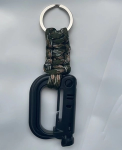 Détail d'un porte-clés en paracorde camouflage avec anneau en D noir et boucle métal