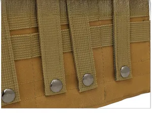 Détail de la sangle MOLLE en nylon haute résistance avec quatre boutons-pression en métal