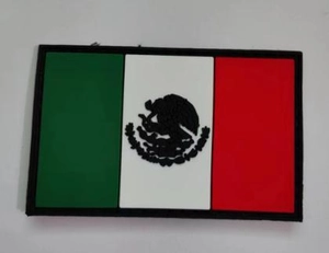 Detalle del parche táctico de PVC bandera México con logo 3D grabado y cierre de velcro