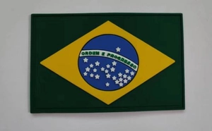 Vista detallada del parche táctico bandera de Brasil en PVC con relieve 3D y cierre de velcro