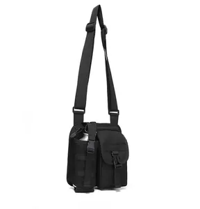 Détail du sac tactique imperméable en tissu oxford avec porte-bouteille latéral intégré