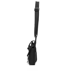 Vue latérale du sac bandoulière étanche noir avec poche filet et bandoulière réglable