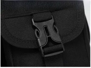 Gros plan sur la boucle tactique et la sangle en nylon de ce sac de voyage noir robuste