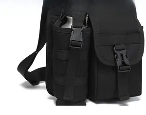 Détail du sac tactique en nylon étanche avec système MOLLE et porte-bouteille latéral