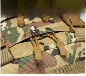 Dettaglio della cerniera in paracord su zaino tattico mimetico con fibbie resistenti