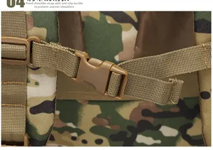 Dettaglio dello zaino tattico mimetico con fibbia pettorale e cinghie in nylon robuste