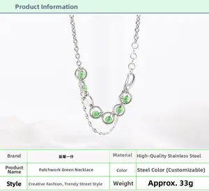 Détail d'un collier en acier inoxydable avec perles vertes et chaînes argentées