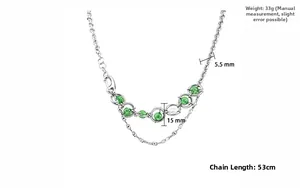 Détail du collier superposé en acier titane avec perles vertes et annotations de mesure