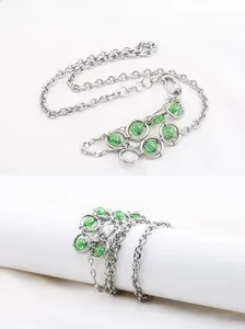 Détail du collier punk en acier titane avec perles craquelées vertes et anneaux argentés