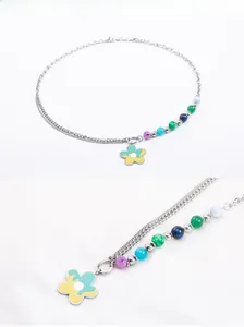 Detailansicht der bunten Perlenkette mit Blumenanhänger und silberner Metallkette