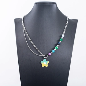 Zweilagige Edelstahlkette mit bunten Perlen und Blumenanhänger auf schwarzem Modell