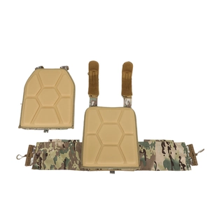 Set di imbottiture per gilet tattico e cintura mimetica Multicam su bianco