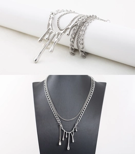 Vue détaillée du collier punk double couche avec pendentif goutte de lave et perles blanches