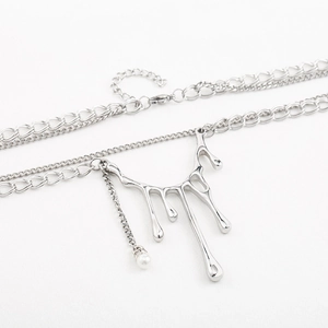Collier double couche en acier titane avec pendentif lave et perle au style argenté minimal