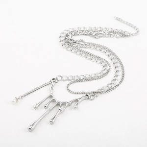 Collier double rang argenté avec pendentif lave liquide et détail perle