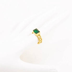 Elegante anillo de cadena cubana chapado en oro con gema verde esmeralda rectangular