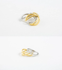 Detailopname van onregelmatige meerlaagse ring met goud en zilveren plating afwerking