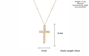 Detalle de colgante de cruz oro rosa 55x33mm con pedrería y cadena de 85cm