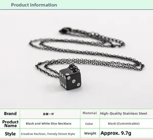 Détail du pendentif dé noir en acier inoxydable avec indication du poids de 9,7g