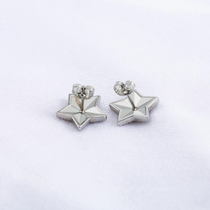 Minimalist vintage star stud earrings with geometric 3D cut in polished silver steel