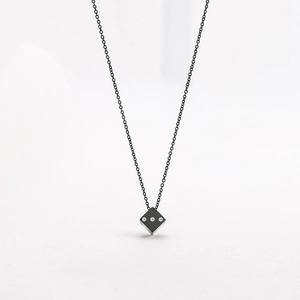 Sautoir unisexe en acier titane noir avec un pendentif dé minimaliste en fini mat