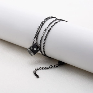 Collier avec pendentif dé noir unisexe en acier titane pour un style mode hip-hop
