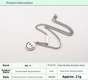 Dettaglio della collana hip hop in acciaio con ciondolo smiley a doppia faccia e occhi dollar