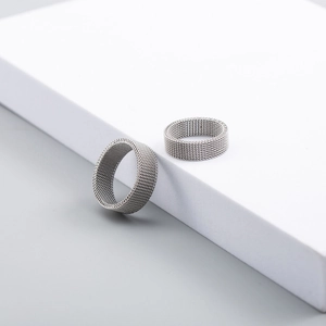 Zwei minimalistische silberne Mesh-Ringe aus Titanstahl für Damen und Herren