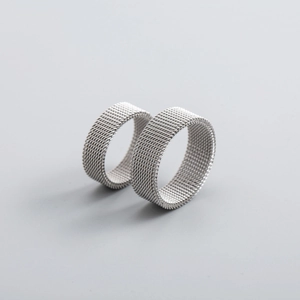Moderne gewebte Mesh-Ringe aus Titanstahl mit silbernem Metallic-Finish für Unisex
