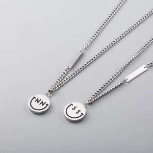Collana con Pendente Faccina Sorridente Doppia Faccia Hip Hop in Acciaio al Titanio con Catena Curb Streetwear Gioielli Unisex