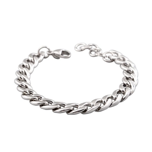 Bracelet chaîne gourmette argentée classique avec fermoir mousqueton réglable sur fond blanc