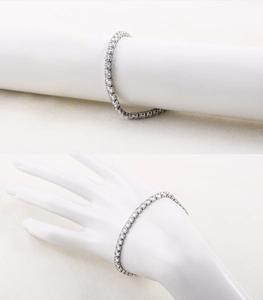 Gros plan du bracelet tennis 4mm en acier titane avec zircons brillants sertis griffes