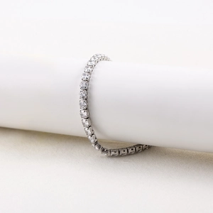 Bracelet tennis classique en acier titane 4mm avec zircons sur un support blanc élégant